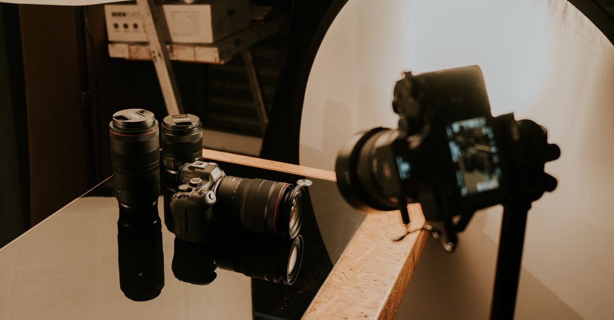 Attrezzatura fotografica professionale su un tavolo di studio