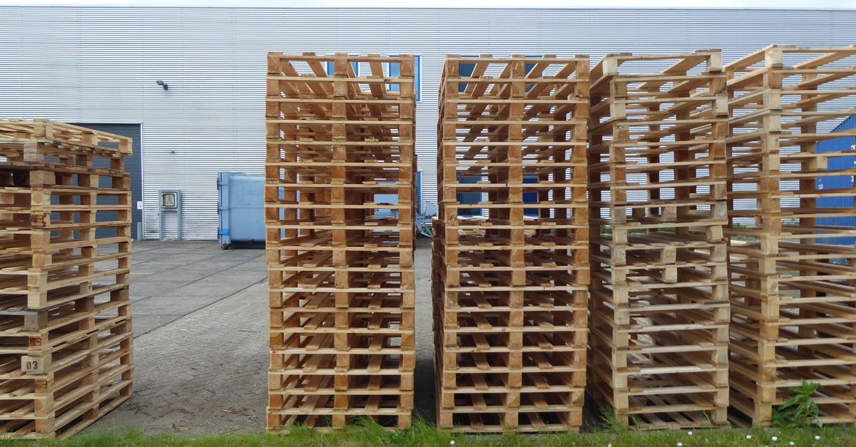 Pallet di legno accatastati in un cortile