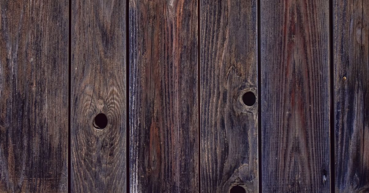Vecchia trave di legno ispezionata da vicino