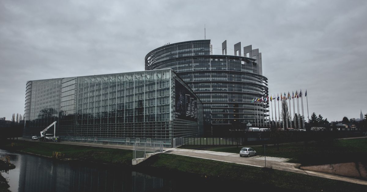 Il Parlamento europeo di Strasburgo visto dall'esterno in una giornata nuvolosa