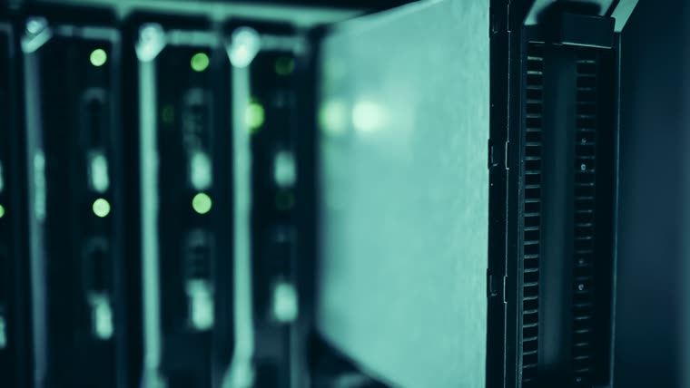 Server in un rack con le spie verdi accese