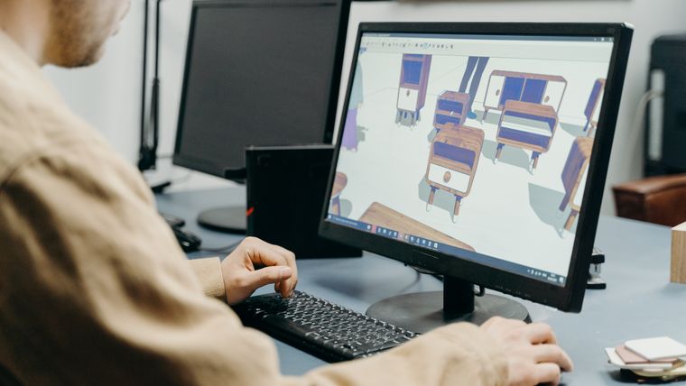 Progettista che lavora al modello 3D di un mobile sullo schermo del computer
