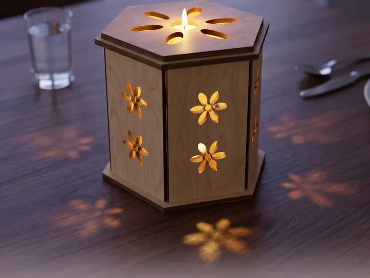 Portacandele esagonale in legno acceso, con i fiori proiettati sul tavolo (immagine generata con AI)