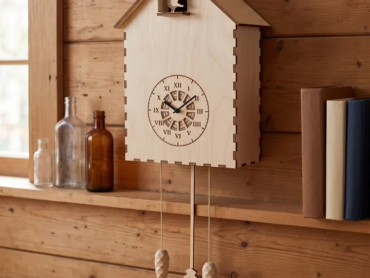 Orologio a cucù in legno appeso alla parete di legno (immagine generata con AI)