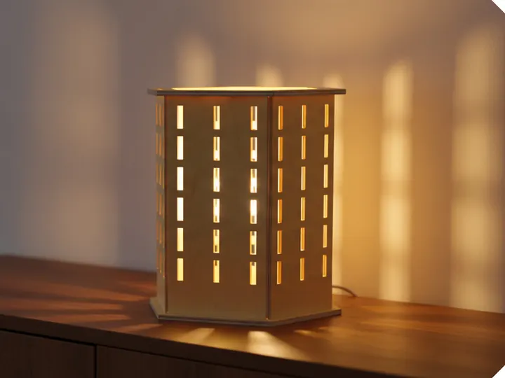 Lampada in legno a fessure di luce accesa sul mobile (immagine generata con AI)