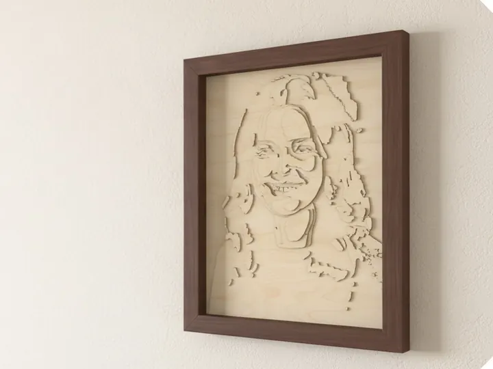 Quadro a strati in legno con il ritratto, appeso alla parete (immagine generata con AI)