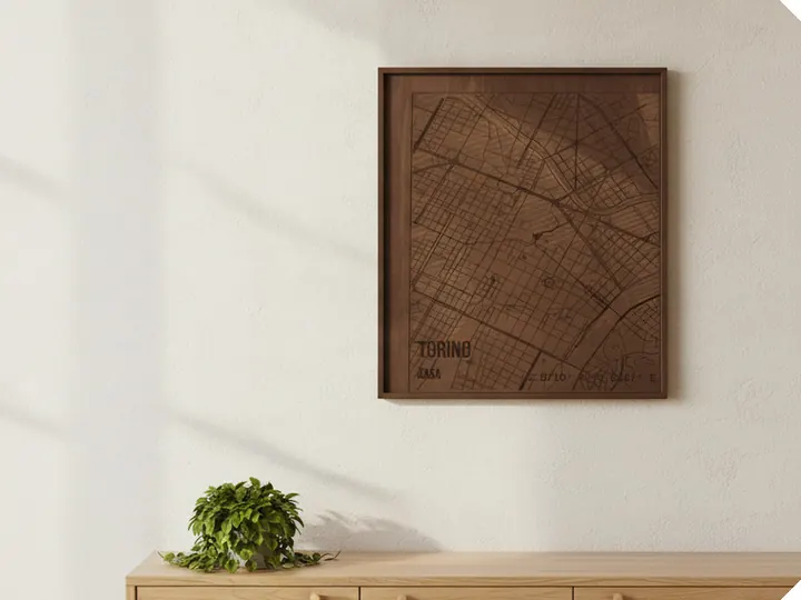 Mappa della città incisa nel legno, appesa alla parete (immagine generata con AI)