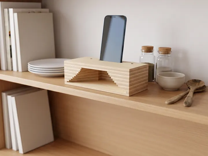 Cassa armonica in legno con lo smartphone sulla mensola (immagine generata con AI)