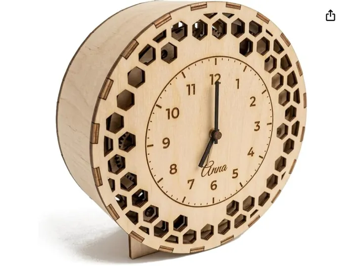 Immagine principale su fondo bianco: Sveglia meccanica, scheda Wood You su amazon.it