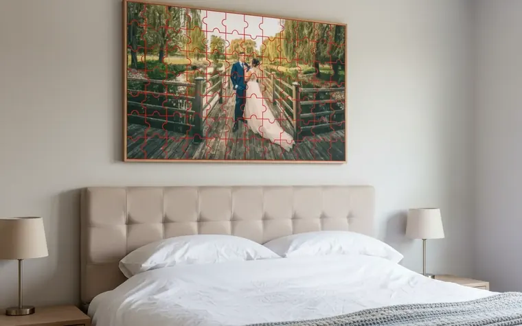 Puzzle fotografico appeso sopra un letto, fatto con PuzzleForge (immagine generata con AI)