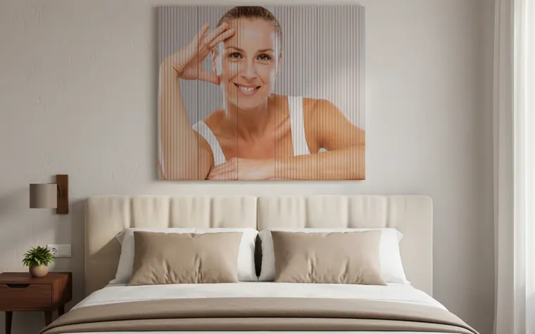 Ritratto a lamelle appeso sopra un letto, fatto con ReedForge (immagine generata con AI)