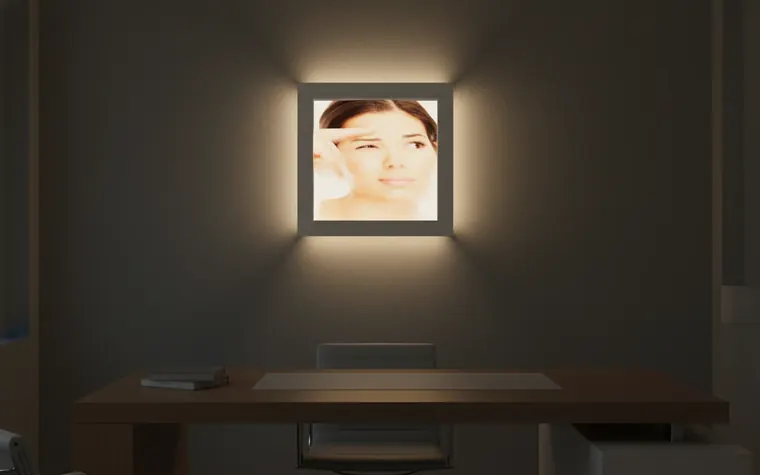Litofania di un volto retroilluminata su una parete, fatta con ReliefForge (immagine generata con AI)